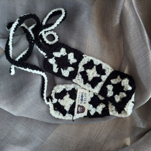 Granny square headband: black - white